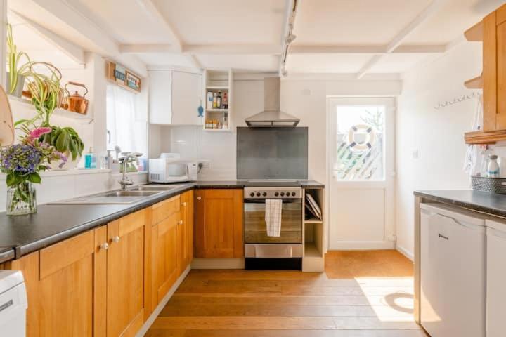 Dog Friendly Cottage 2 Mins To Beach With Hot Tub And Zappi Ev Lessingham エクステリア 写真